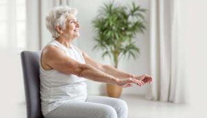 8-minutowe ćwiczenia na krześle, które budują biodra lepiej niż przysiady po 60-tce