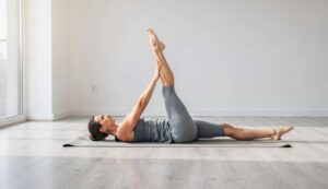 Masz 5 minut i kawałek podłogi? Pike crunch to łatwe ćwiczenie na brzuch bez sprzętu