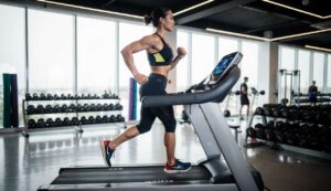 Trener twierdzi, że ten 20-minutowy trening na bieżni to jeden z najbardziej efektywnych treningów