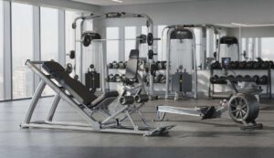 Zaczynasz na siłowni? Trener podpowiada: wystarczą te 4 ćwiczenia na maszynach do treningu całego ciała